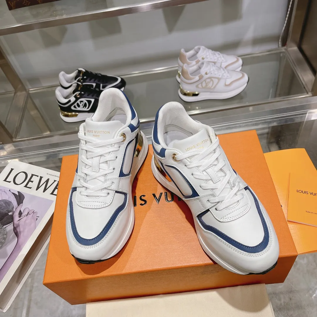 [L Family] P: 760💰Size 35-42 for women, 39-46 for men, (41.42 for women, 45.46 for men, customized) .LV Donkey Brand 🔥🔥LOUIS VUITTON Louis Vuitton's official website synchronizes the 2025 autumn and winter couple's models, which are now on the market, this Neo Run Away sneakers are inspired by running shoes, integrating LV's iconic must-have shoes into the trend. This version is a 1:1 replica of the original version. It is made of two-tone calfskin to highlight its simple lines and unique wedge outsole. Key details include the LV initials on the side and an engraved gold heel stabilizer on the back plus a 2cm hidden insole.